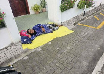 ރޯހައުސް ބަހަނީ ނާއިންސާފުންކަމަށް ބުނެ އަންހެނަކު ކައުންސިލް ކުރިމަތީގައި އިހްތިޖާޖުގައި