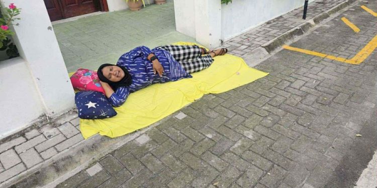 ރޯހައުސް ބަހަނީ ނާއިންސާފުންކަމަށް ބުނެ އަންހެނަކު ކައުންސިލް ކުރިމަތީގައި އިހްތިޖާޖުގައި