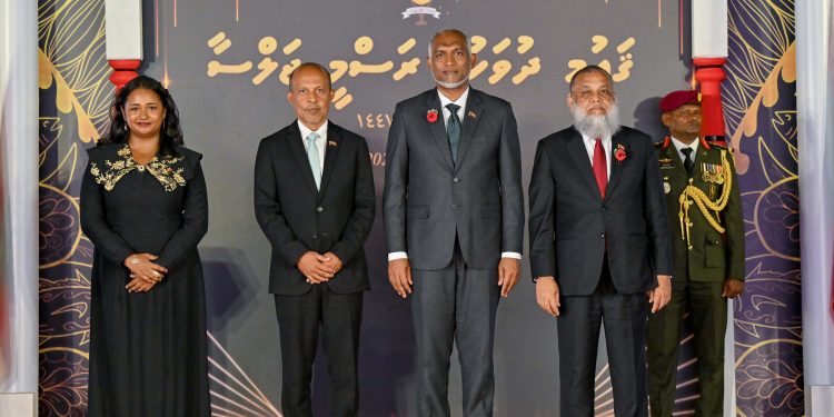 ޤައުމީ ދުވަހު ޝަރަފުގެ އިނާމު 3 ބޭފުޅަކަށް، ހިތްވަރުގެ އިނާމު 10 ފަރާތަކަށް ދެއްވައިފި