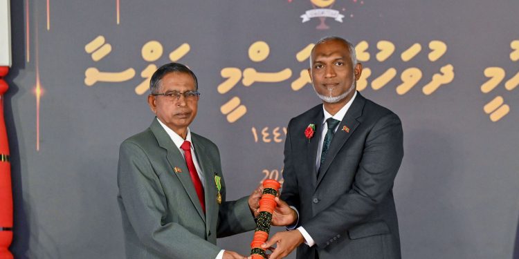 ނިޝާން ދިޔަމިގިލީގެ ޝަރަފުގެ ޢިއްޒަތް، އުތީމު އާދަމް ޢަބްދުއްރަޙުމާނަށް އަރުވައިފި