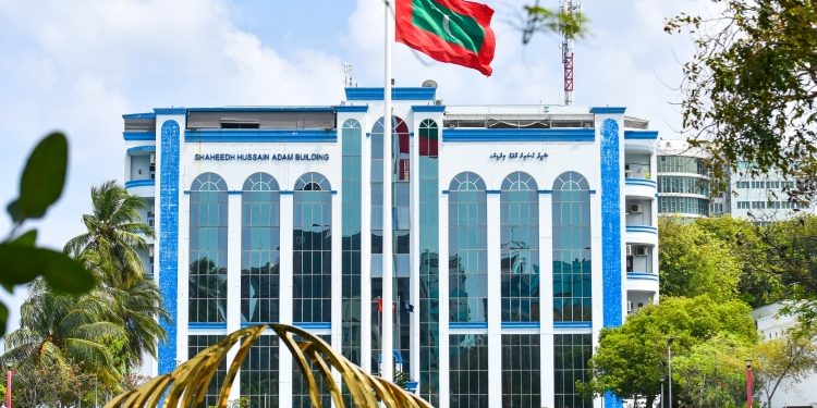 ފުލުހުންގެ ބެލުމުގެ ދަށުގައި ހުރި އެތައް ހާސް ޑޮލަރެއް ގެއްލި، ފުލުހުންގެ ތަހުގީގެއް ފަށައިފި