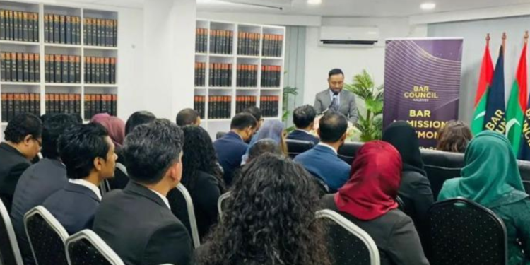 ވަކީލަކަށް ހެދިގެން އުޅުނު މީހެއްގެ މައްސަލަ ފުލުހަށް