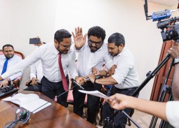 މައިކަށް ލިބުނު ގެއްލުމުގެ ބަދަލު، ގެއްލުން ދިން ތިން މެންބަރުންގެ އަތުން ނަގަން ނިންމައިފި