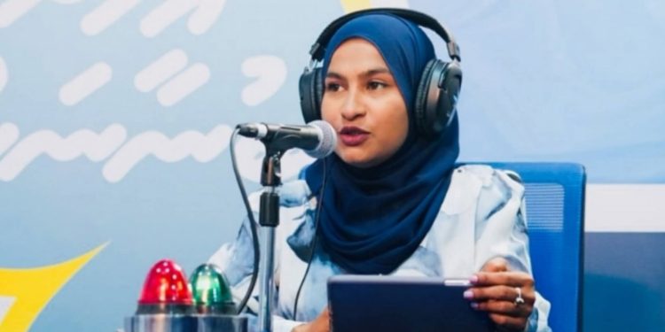 މަޝްހޫރު ޕްރެޒެންޓަރު އިނާޔަތު ބަންދުން މިނިވަންކޮށްފި