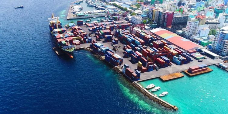 ސެޓްފިކެޓާ ނުލައި ކާބޯތަކެތީގެ ޝިޕްމަންޓަށް ކްލިއަރެންސް ދިން ދެ މުވައްޒަފަކަށް ދައުވާކޮށްފި