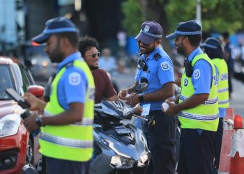 އުމުރުން ދުވަސްވީ މީހެއްގެ އަތުން ފޭރުނު މީހަކު ފުލުހުން ހައްޔަރުކޮށްފި