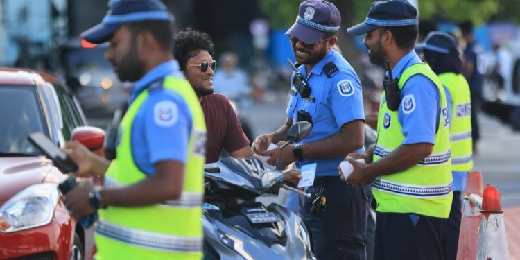 އުމުރުން ދުވަސްވީ މީހެއްގެ އަތުން ފޭރުނު މީހަކު ފުލުހުން ހައްޔަރުކޮށްފި