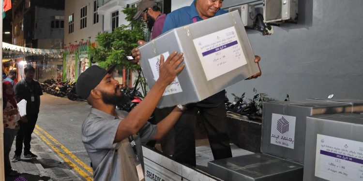 ވޯޓު ފޮށިތަކާއި އިންތިޚާބަށް ބޭނުންވާ ތަކެތި އަތޮޅުތަކަށް ފޮނުވަން ފަށައިފި