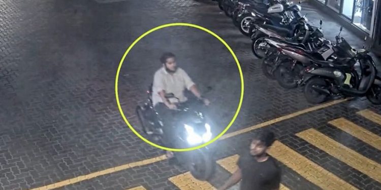 ސައިކަލުން މީހެއްގެ ގައިގައި ޖައްސައި ފިލި މީހާ އަމިއްލައަށް ފުލުހަށް ހާޒިރުވެއްޖެ