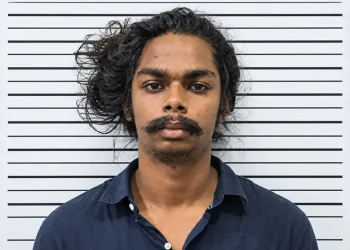 ތިން މީހުންނާ އެކު ދުއްވީ ކުށުގެ ރެކޯޑް ގިނަ މީހެއް
